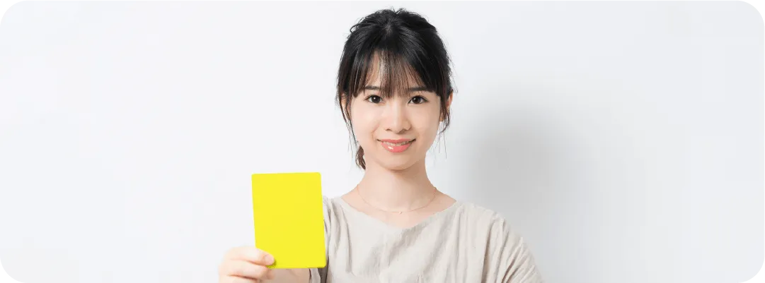 イエローカードを持つ女性