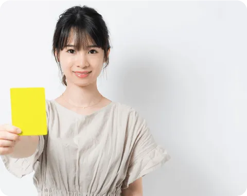 イエローカードを持つ女性
